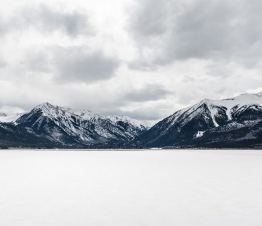Serupa Tapi Tak Sama body of water near mountain peak during daytime