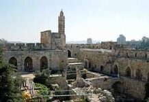 Tuhan Menegakkan & Mengangkat